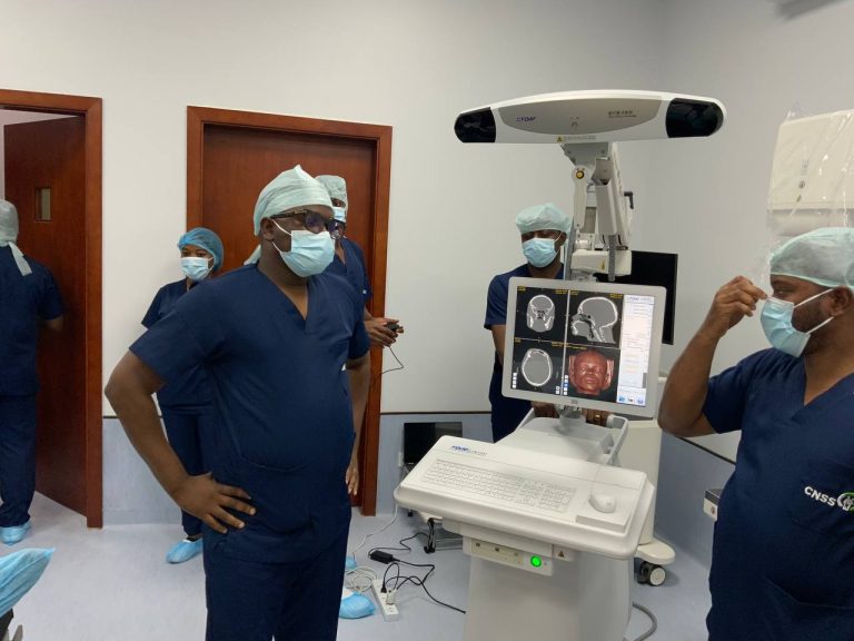 Première chirurgie mini invasive réussie au CHTT/CNSS